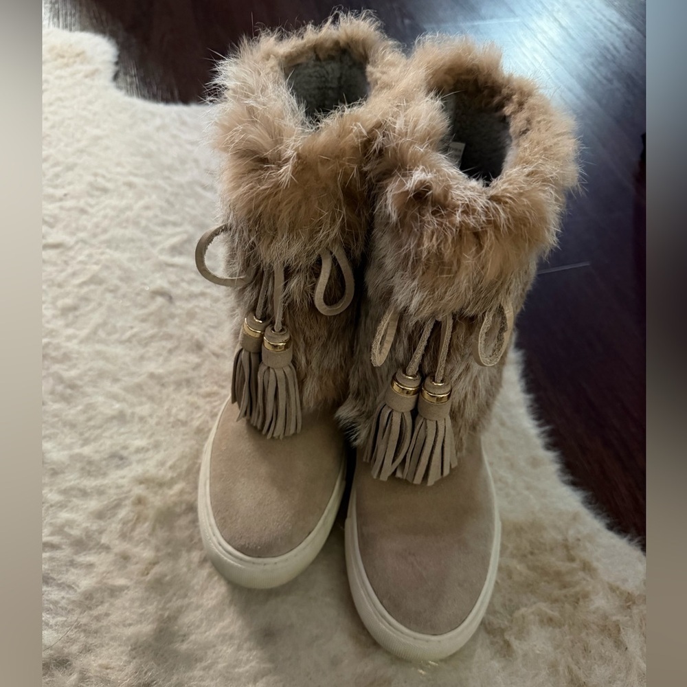 TORY BURCH DARK KNOT
BEIGE ANGELICA BOOT
RABBIT FUR SPLIT SUEDE $450 6 winter - Picture 2 of 8